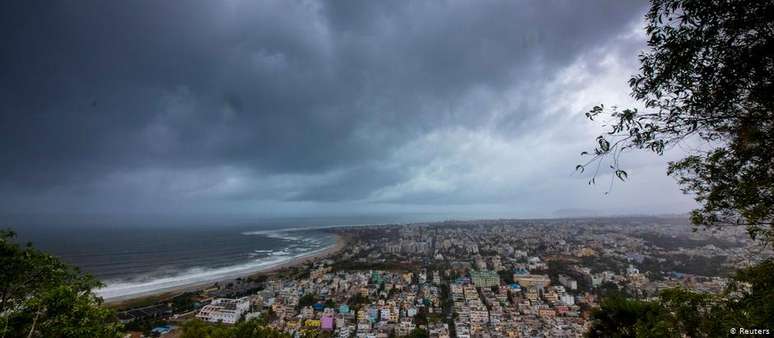 Nuvens negras dominam o horizonte da cidade de Visakhapatnam, ao sul de Puri, no estado de Odisha, no leste da Índia