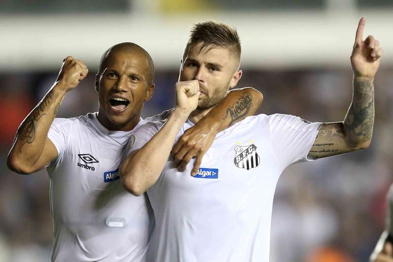 Eduardo Sasha (D), do Santos, comemora com Carlos Sánchez após marcar gol na partida contra o Fluminense, válida pela 2ª rodada do Campeonato Brasileiro 2019, realizada no Estádio Urbano Caldeira, na Vila Belmiro, em Santos, nesta quinta-feira (02)