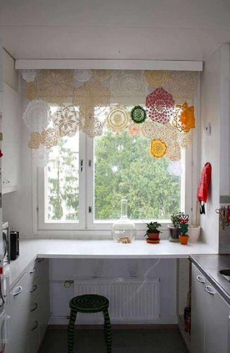 5- A cortina de crochê para cozinha é leve e delicada. Fonte: Pinterest