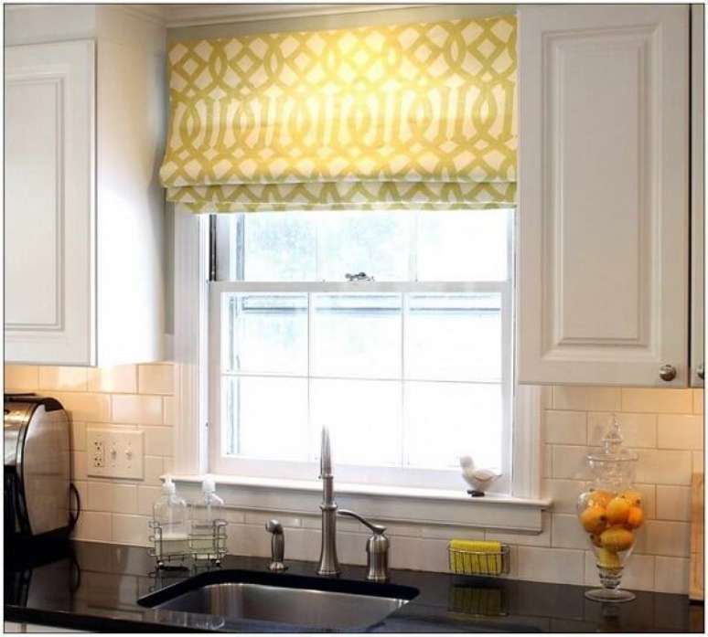 12- A cortina para cozinha romana amarela deixa o ambiente claro. Fonte: Jenny Carolin Designs