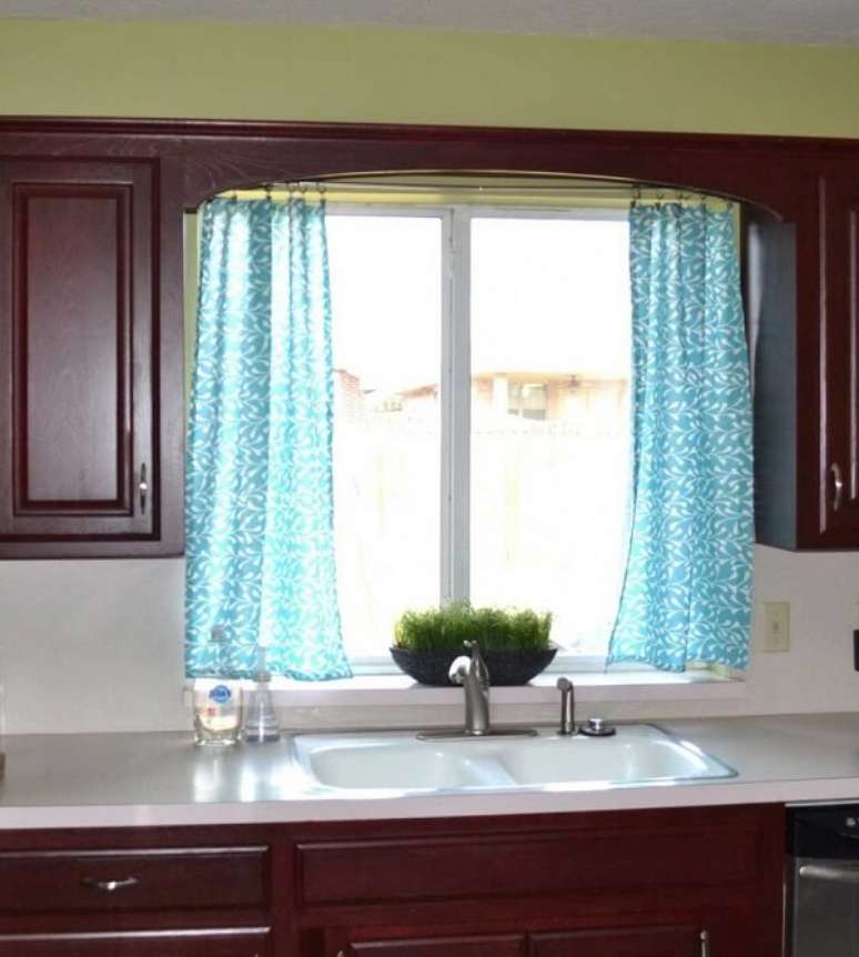 13- A cortina para cozinha com varão pode ser embutida no armário sobre a pia. Fonte: Dearmotorist