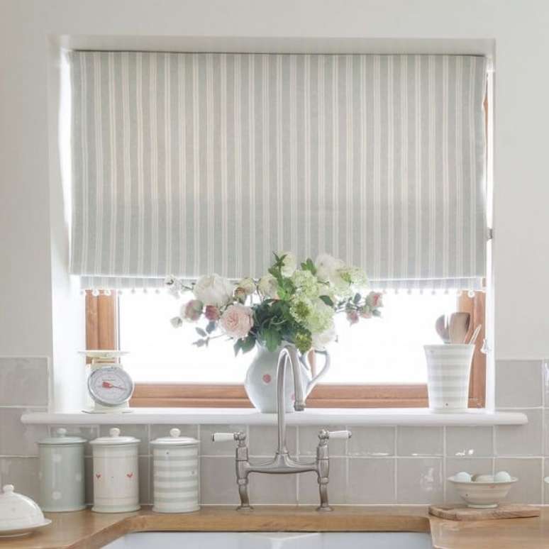 14- Na decoração, a cortina para cozinha tem as cores cinza e branco iguais aos revestimentos. Fonte: Home Design Ideas