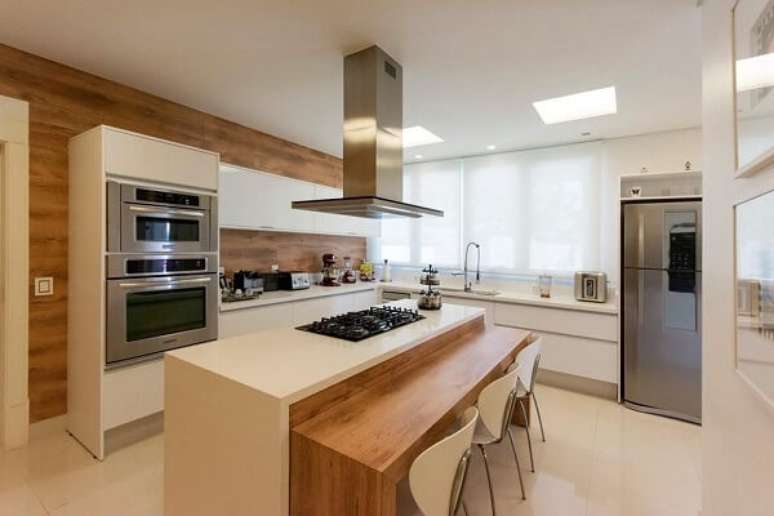 15- A cortina para cozinha moderna em estilo rolô permite a passagem da luz natural. Fonte: Jannini Sagarra Arquitetura