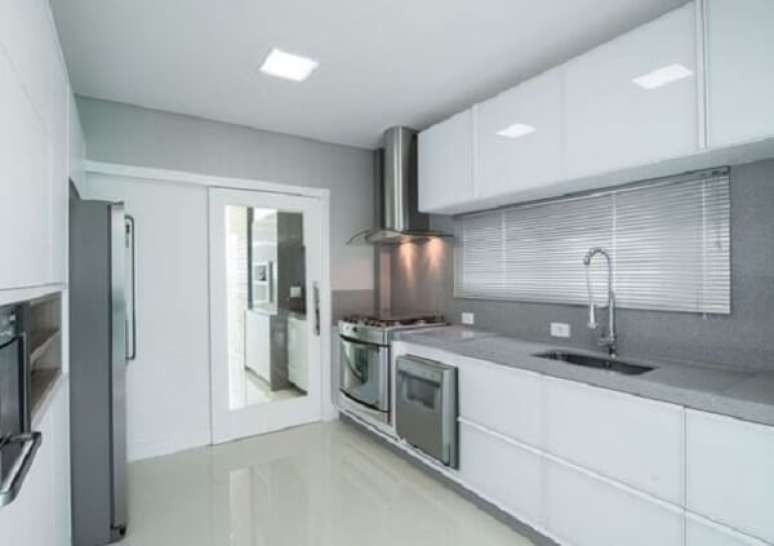 16- A cortina para cozinha tipo persiana tem um estilo clean para combinar com a decora&ccedil;&atilde;o. Fonte: Casa e Constru&ccedil;&atilde;o