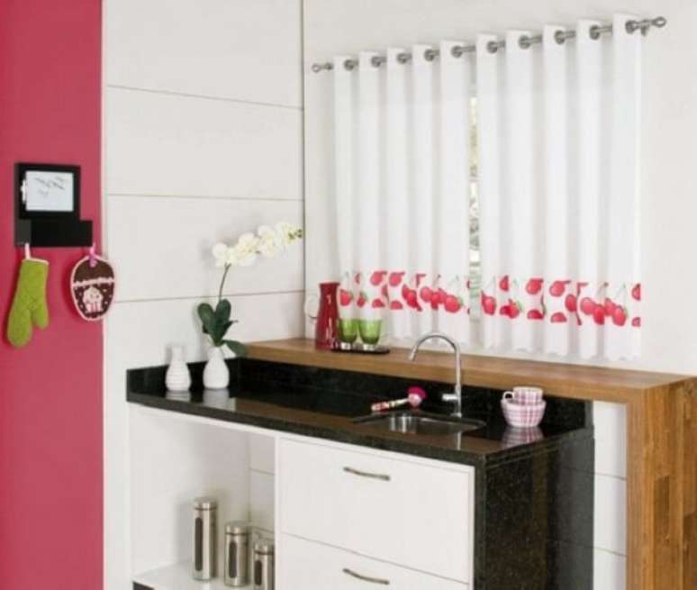 3- A cortina para cozinha com varão são práticas para remover a peça no momento da lavagem. Fonte: Vai com Tudo