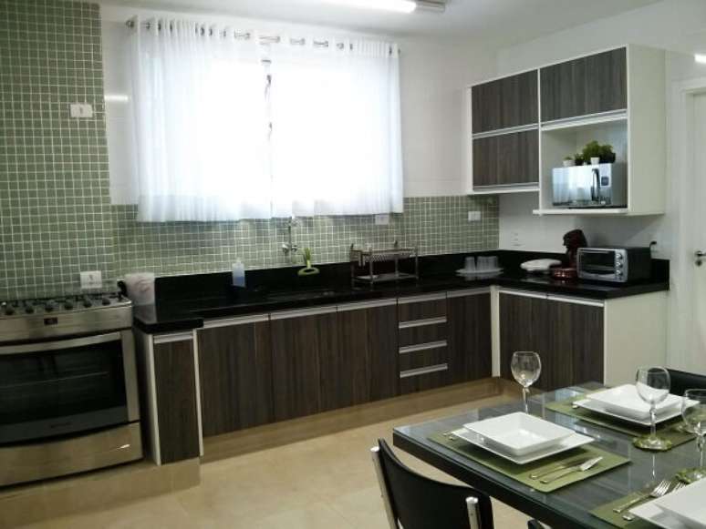 21- A cortina para cozinha com tecido fino pode ser franzida e pendurada em var&atilde;o. Fonte: Juliana Moreno