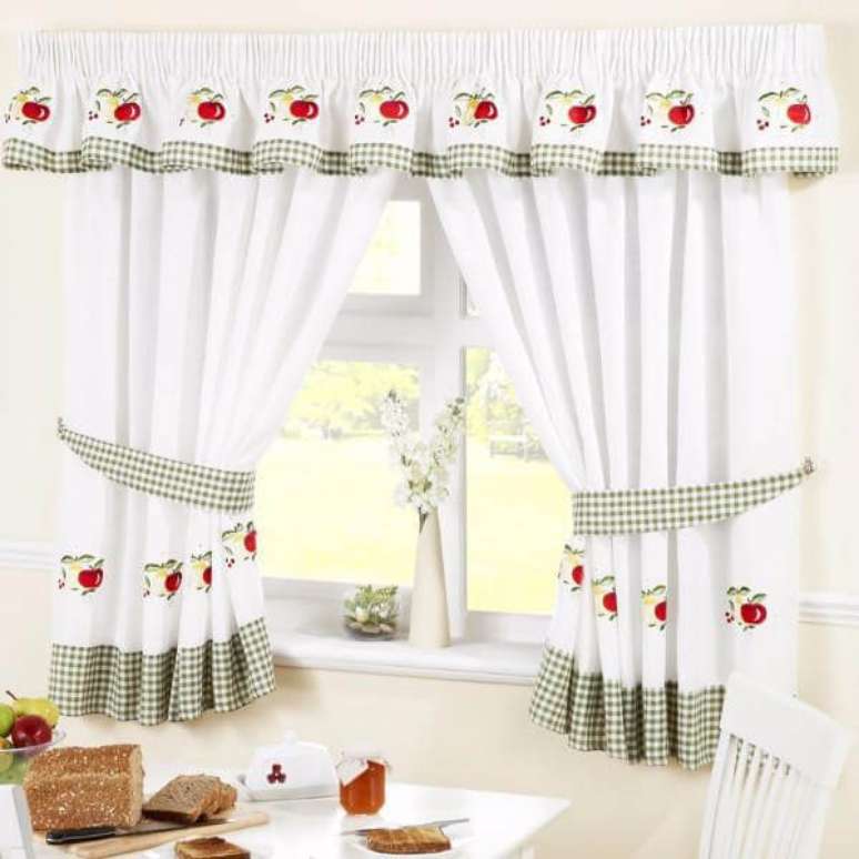 2- As cortinas para cozinha podem ter enfeites com aplicação de tecidos quadriculados. Fonte: Ideal Textiles