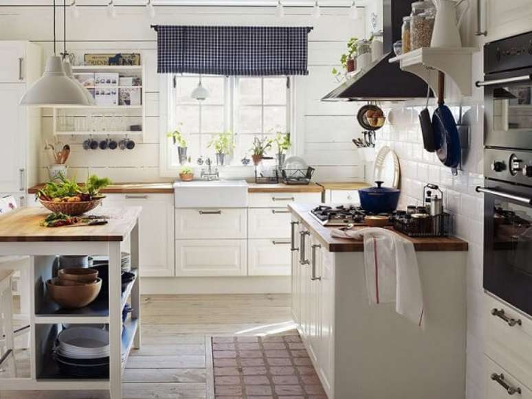 23- A cortina para cozinha com tecido xadrez é tradicional em diversos tipos de decoração. Fonte: Wayfair