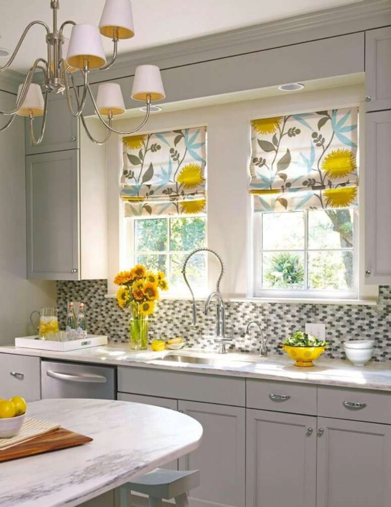 25- A estampa da cortina para cozinha deve ter a cor predominante da decoração. Fonte: Dearmotoris