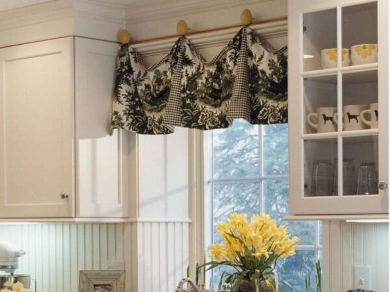 26- A cortina para cozinha curta leva charme e elegância ao ambiente. Fonte: Homedit