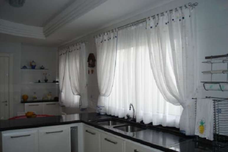 30- A cortina para cozinha em tecido leve foi pendurada no varão com alças decorativas. Fonte: Casa e Construção