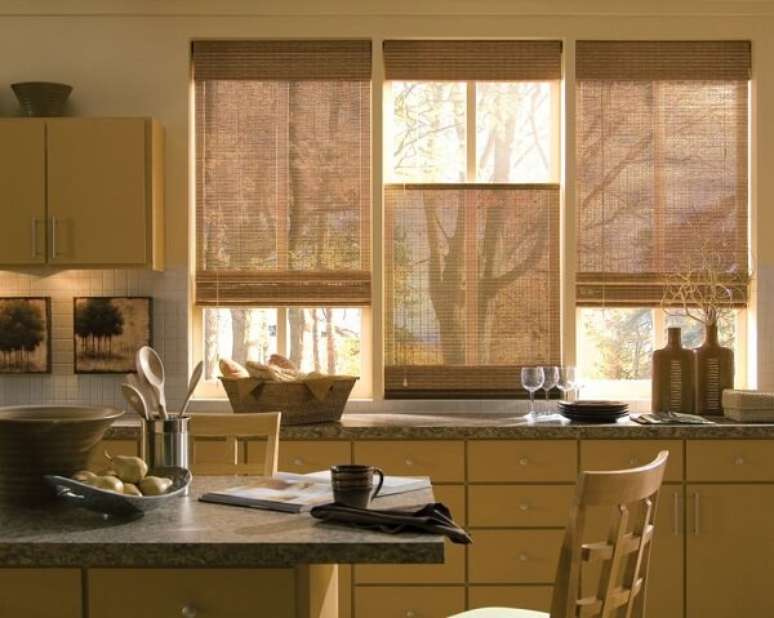 31- A cortina para cozinha em estilo romana é dividida em três partes iguais com mecanismos de abertura independentes. Fonte: Kitchen Design
