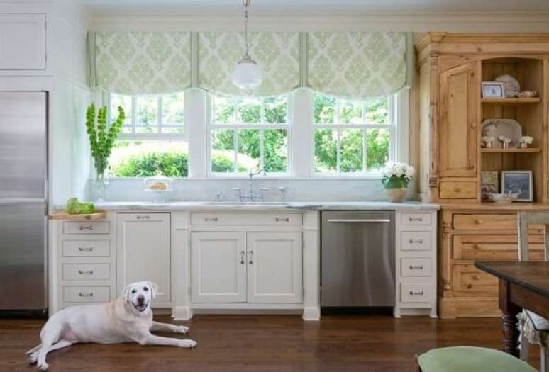 32- A cortina para cozinha com estampa delicada deixa o ambiente com aspecto romântico. Fonte: Homedit
