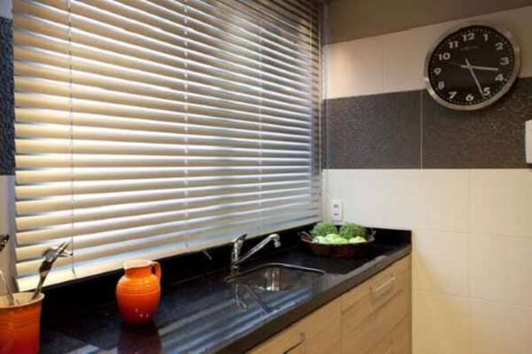 10- A cortina para cozinha moderna tem persiana no mesmo tom da parede. Fonte: Vai com Tudo