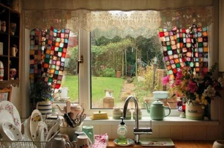 35- A cortina para cozinha de patchwork deixa o ambiente moderno e descontraído. Fonte: Casa e Construção