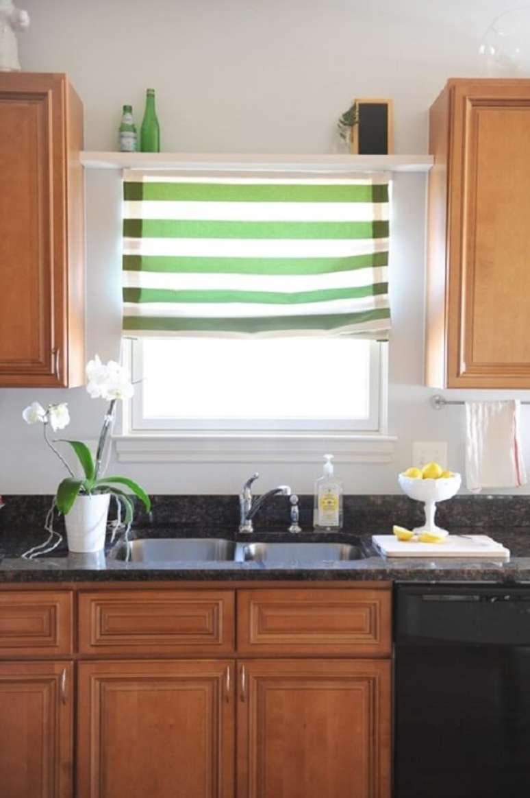 36- A cortina para cozinha com janela pequena foi pendurada sob uma prateleira. Fonte: Homedit