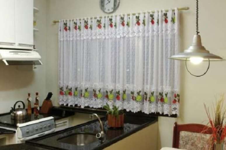 38- A cortina de renda para cozinha &eacute; uma pe&ccedil;a barata no mercado. Fonte: Casa e Constru&ccedil;&atilde;o
