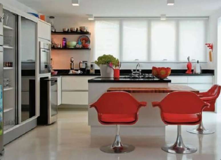 39- A cortina para cozinha rolô branca não interfere na decoração do ambiente. Fonte: Casa e Construção