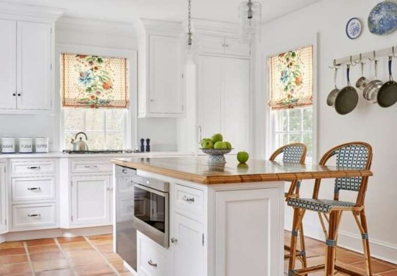 40- Na decoração branca, a cortina para cozinha estampada quebra a monotonia da decoração. Fonte: Homedit