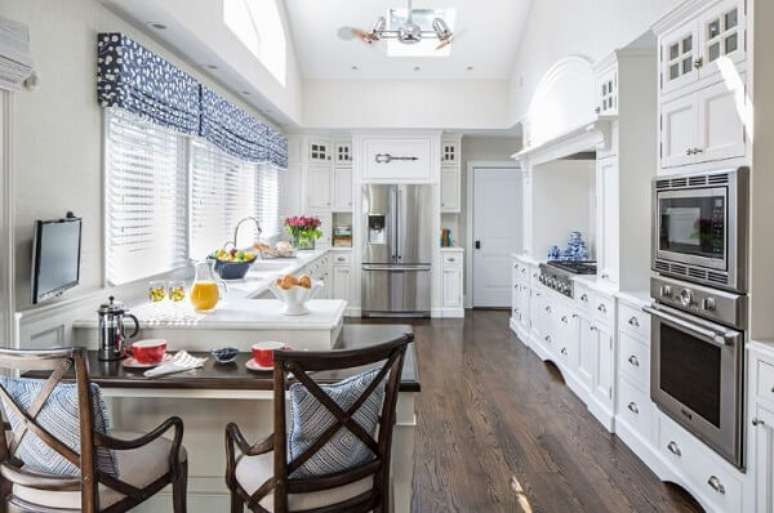 41- Na decora&ccedil;&atilde;o, a cortina para cozinha, almofadas das cadeiras e os utens&iacute;lios dom&eacute;sticos s&atilde;o azuis e brancos. Fonte: Homedit