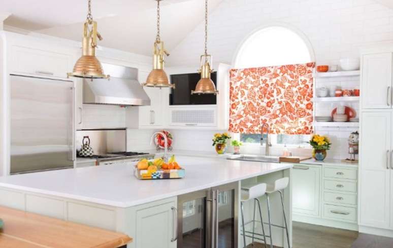 42- A cor laranja da cortina para cozinha, louças e lustres contrasta com o branco do mobiliário. Fonte: Homedit
