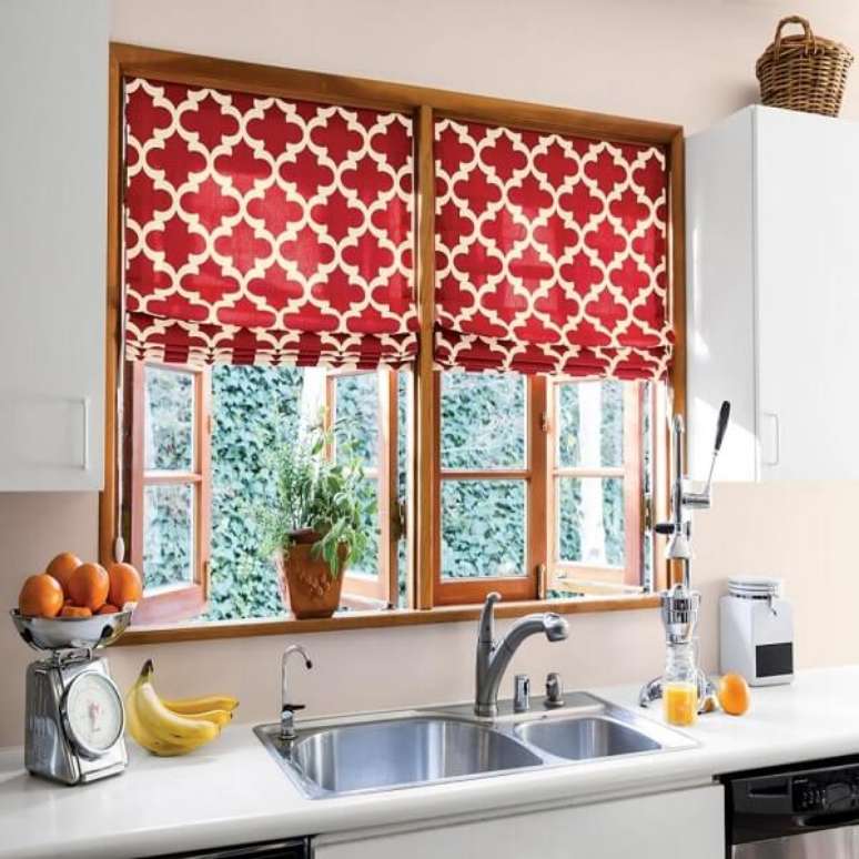 44- O estampado vermelho e branco da cortina para cozinha em estilo romana leva personalidade ao ambiente. Fonte: Getlickd Bathroom Design