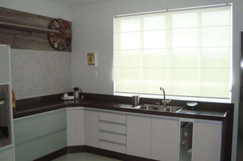45- A cortina para cozinha com tecido leve permite a passagem da luminosidade externa. Fonte: ConstruindoDecor
