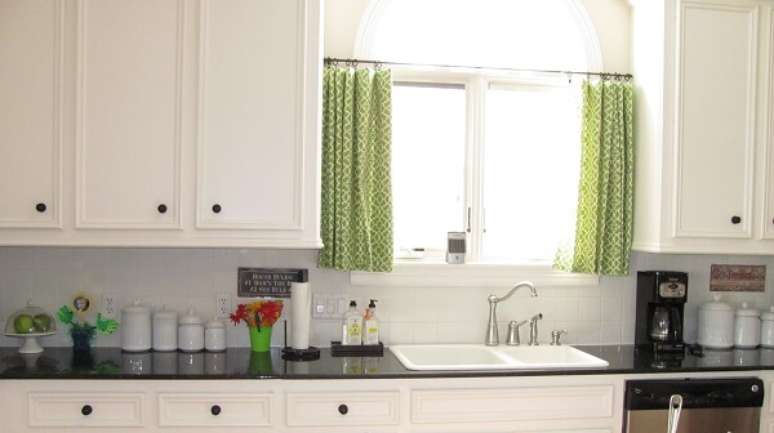 47- A cortina para cozinha com argolas e varão de metal é fácil de ser confeccionada. Fonte: Smartsrl