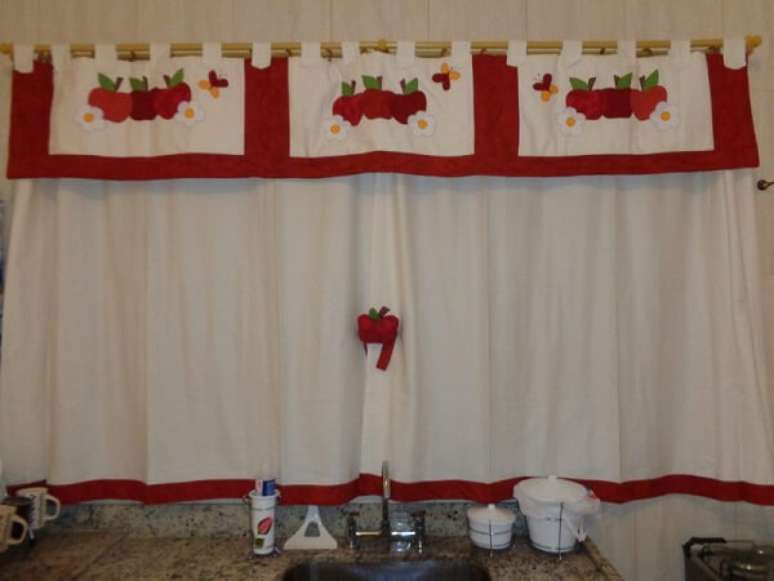 48- O bandô da cortina para cozinha tem aplicação de patchwork. Fonte: ConstruindoDecor