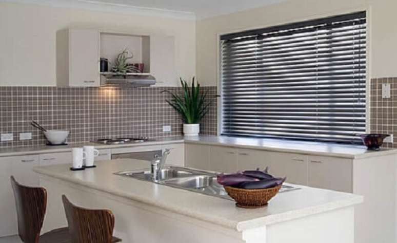 50- A cortina para cozinha persiana leva privacidade ao ambiente. Fonte: Casa e Construção