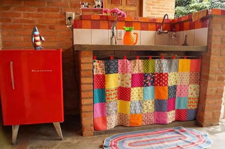 7- A cortina para pia de cozinha na área da churrasqueira foi confeccionada com retalhos de tecidos coloridos. Fonte: Pinterest