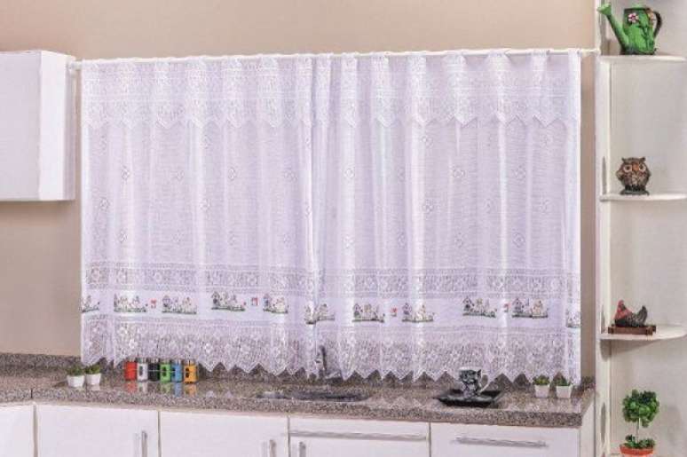60- A cortina de renda para cozinha estampa pode ser adquirida em Home Centers. Fonte: Madeira Madeira