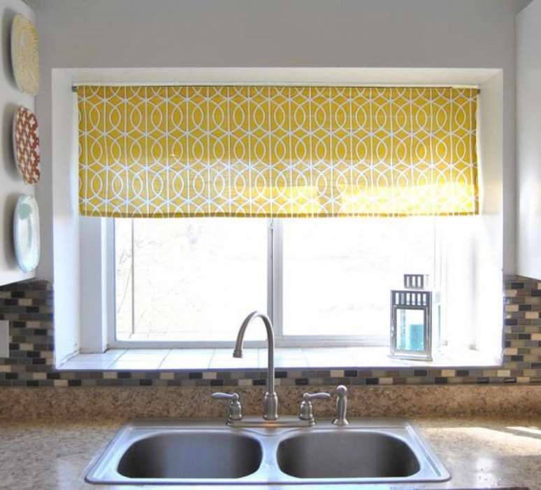 55- A cortina para cozinha decora e deixa o ambiente aconchegante. Fonte: News and Talk about Home Decorating Ideas