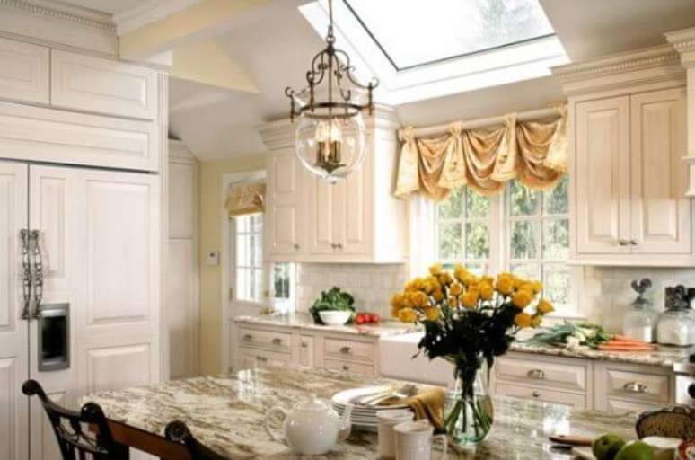 57- A cortina para cozinha curta não bloqueia a iluminação externa. Fonte: Homedit
