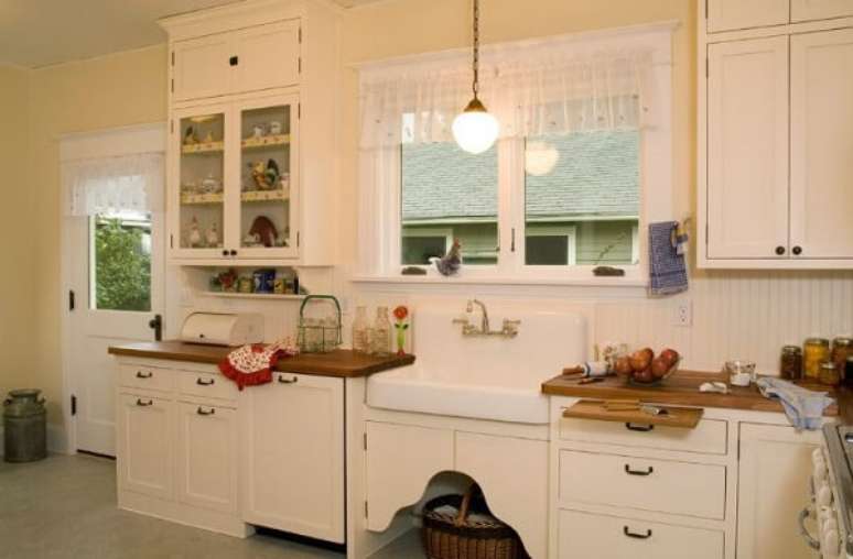 58- A cortina para cozinha vintage foi executada para a janela e o vidro da porta. Fonte: Homedit