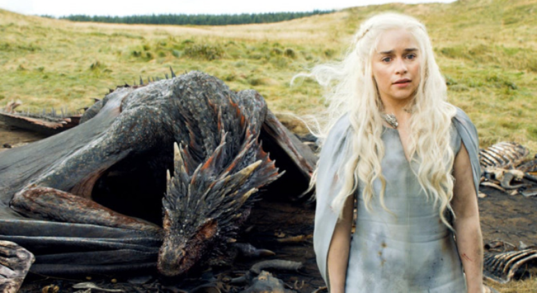 A personagem Daenerys Targaryen, ao lado de im de seus dragões (Foto: Divulgação)