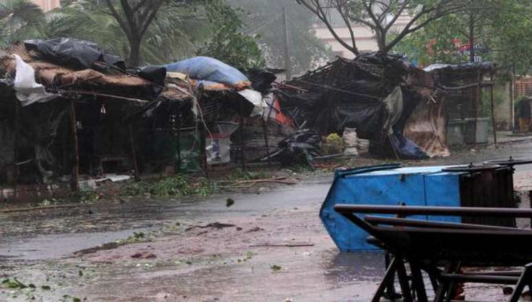 Ciclone atinge Índia e provoca a evacuação de 1,2 milhão