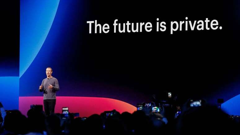Mark Zuckerberg em uma conferência na empresa nesta semana, onde se lê ao fundo: o futuro é privado.