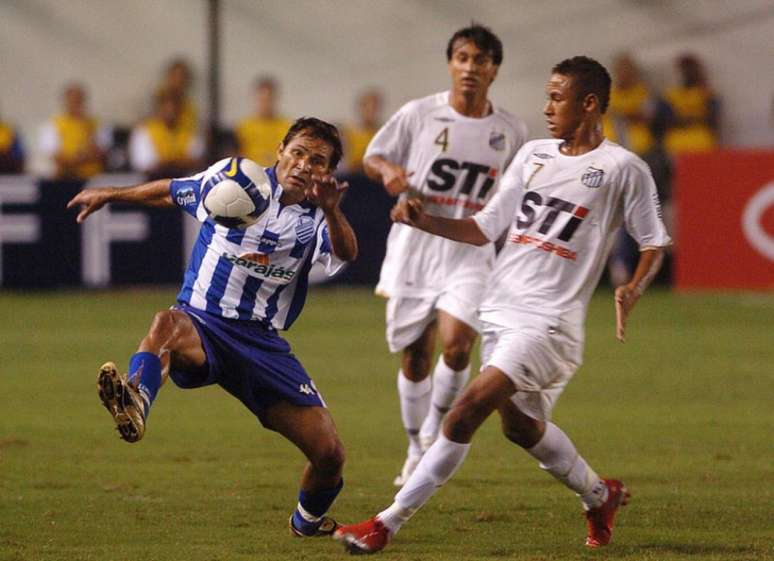 Neymar acompanha empate do Santos na Vila Belmiro