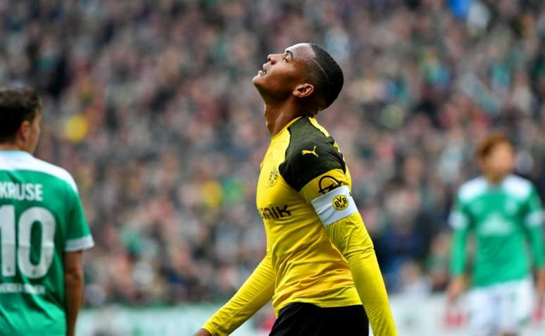 Akanji falhou feio e deu o segundo gol de presente para o Bremen (Foto: AFP)