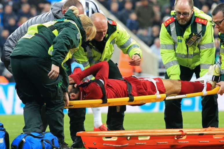 Salah deixa o campo chorando e preocupa para jogo contra o Barça (Foto: LINDSEY PARNABY / AFP)