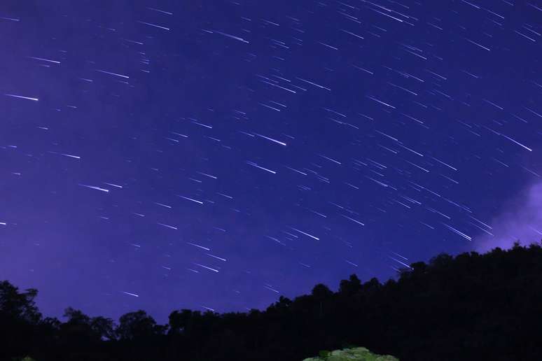  quem olhar para as estrelas na madrugada da segunda-feira, 6, poderá ver uma chuva de meteoros formada por detritos do cometa Halley