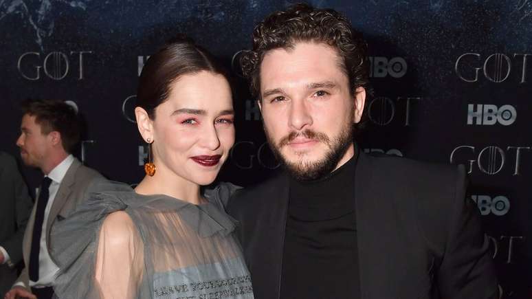 Jon Snow (Kit Harington) e Daenerys Targaryen (Emilia Clarke) se envolvem romanticamente sem saber que são parentes
