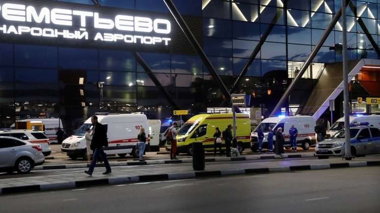 Ambul&acirc;ncias aguardam em frente ao terminal do aeroporto de Sheremetyevo, em Moscou
