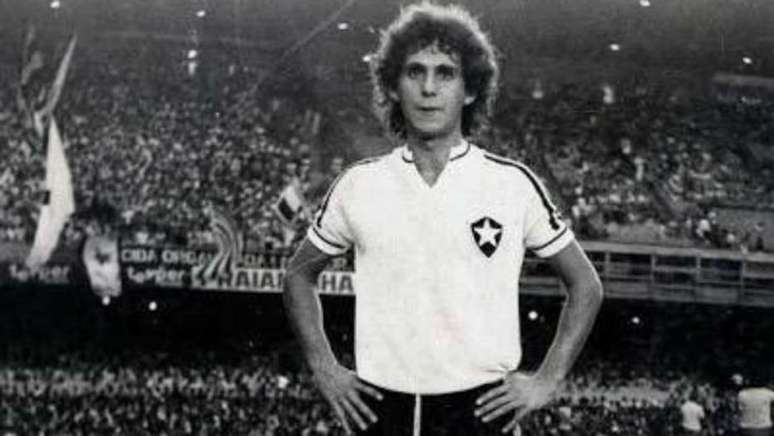 O ex-jogador Mendon&ccedil;a,&nbsp;&iacute;dolo do Botafogo, atuando pelo clube nos anos 1970.