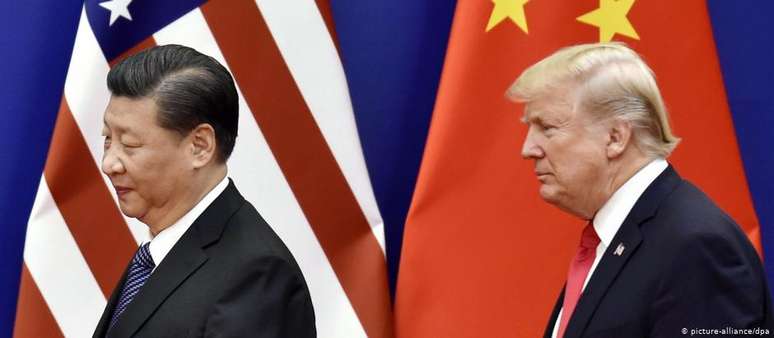 O presidente da China, Xi Jinping, e Donald Trump. Líder americano disse que negociações com chineses tem sido lentas demais