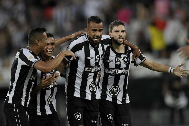 Alex Santana sai do banco para fazer o gol da vitória do Botafogo contra o Fortaleza