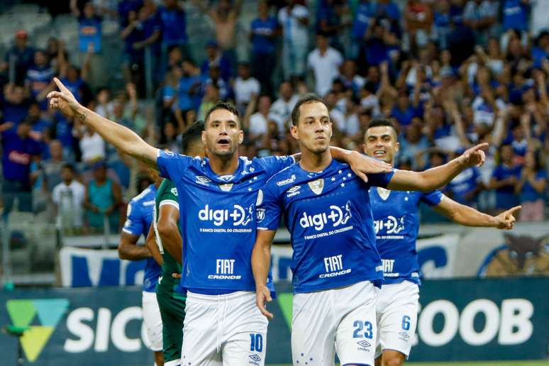 Em um jogo movimentado no Mineirão, o Cruzeiro bateu o Goiás por 2 a 1 e conquistou sua segunda vitória no Campeonato Brasileiro