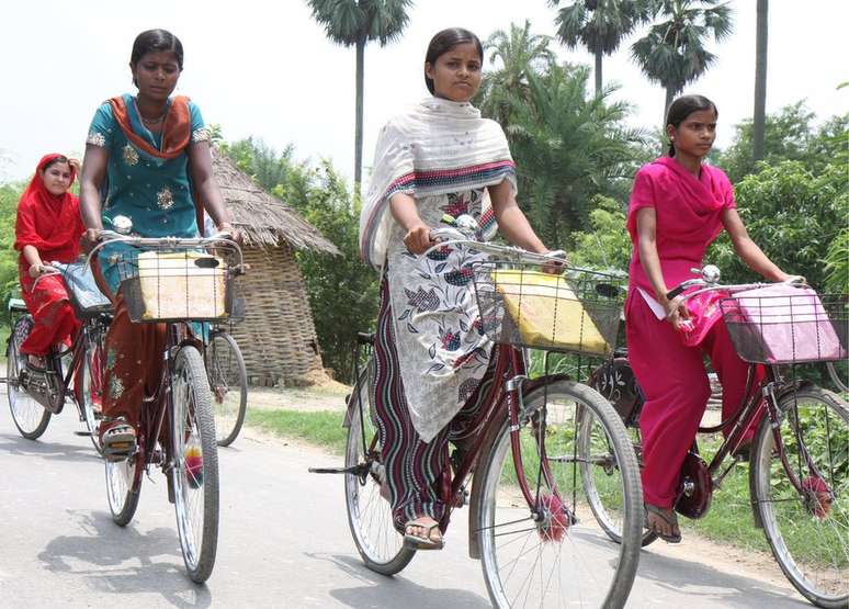 O governo do Estado de Bihar, na &Iacute;ndia, subsidia a compra de bicicletas para meninas, um incentivo para que possam ir &agrave; escola