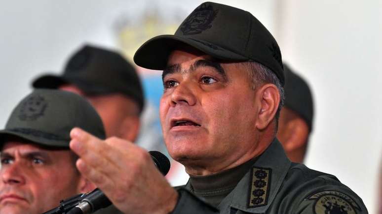 Vladimir Padrino, ministro da Defesa, assegura que os chefes militares estão com Maduro